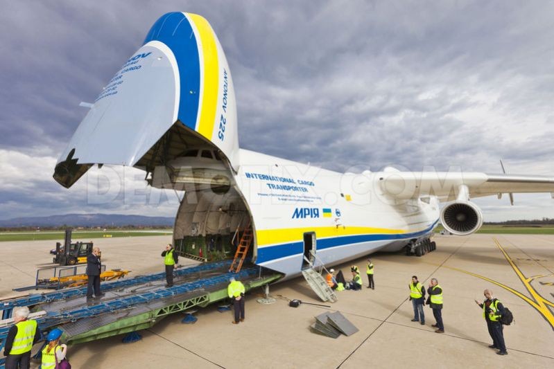 Antonov An-225 là máy bay chở hàng do Nga sản xuất. Chiếc máy bay này được ví von là tàu sân bay trên bầu trời khi giữ kỉ lục máy bay vận tải lớn nhất thế giới còn hoạt động. Tổng trọng lượng mà Antonov An-225 có thể vận chuyển lên đến 640 tấn.